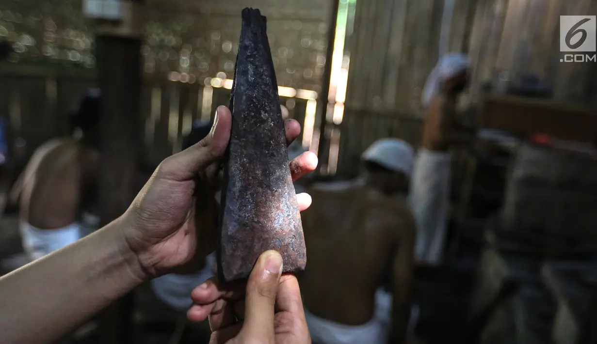 Besi baja dan nikel yang telah menyatu yang akan dibentuk menjadi keris di Besalen Kyai Sela Pamujan Karangklesem, Banyumas, Jawa Tengah, Senin (22/4). Baselan atau bengkel keris mampu memproduksi tiga jenis keris Ageman, Tayuhan dan Cinderamata. (Liputan6.com/Fery Pradolo)