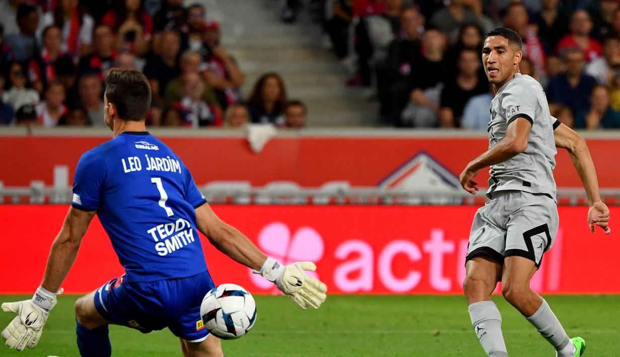 PSG kembali menjauh dengan unggul 3-0 melalui Achraf Hakimi pada menit ke-39. Kerja samanya dengan Neymar mampu diselesaikan dengan sepakan yang tak mampu dibendung Leo Jardim. (AFP/Francois Lo Presti)