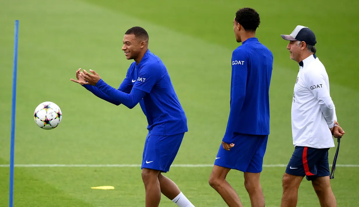(kiri ke kanan) Pemain Paris Saint-Germain Kylian Mbappe, Hugo Ekitike, dan pelatih Christophe Galtier tiba untuk sesi latihan di Saint-Germain-en-Laye, Prancis, Selasa (13/9/2022). Paris Saint-Germain (PSG) akan melawan Maccabi Haifa pada pertandingan sepak bola putaran pertama Grup H Liga Champions. (FRANCK FIFE/AFP)