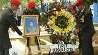 Prosesi pemakaman secara militer Praka Anumerta Freddy. (KRJogja.com/Abdul Alim)