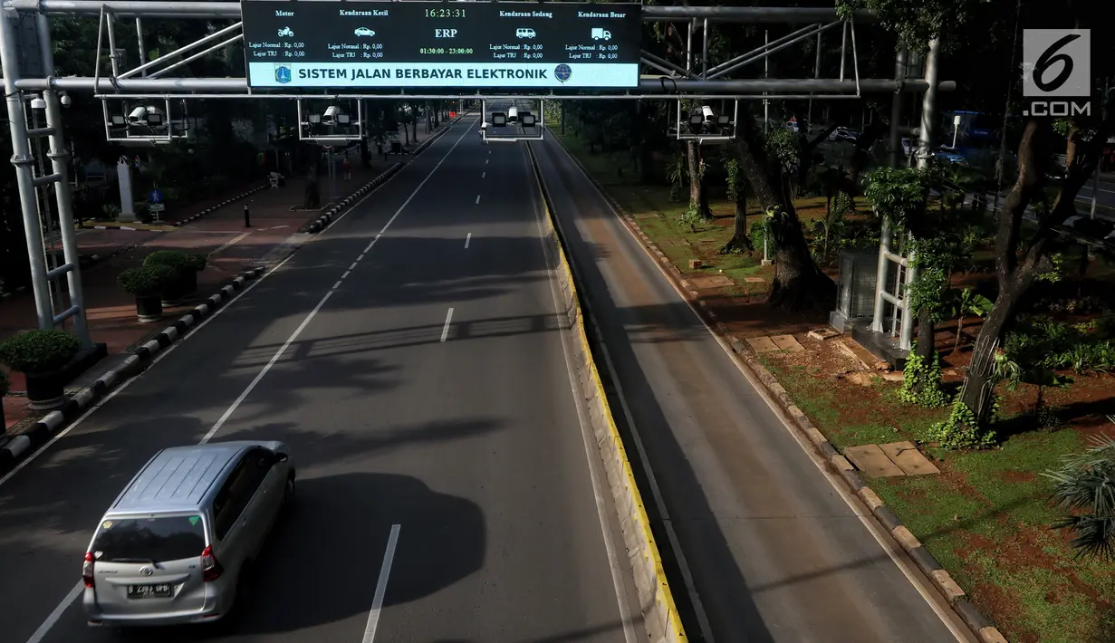 Sejumlah kendaraan melintasi gerbang jalan berbayar atau ERP di Jakarta, Sabtu (19/1). Meski dua perusahaan peserta lelang ERP mundur teratur dari proses tender, Pemprov DKI Jakarta tetap optimis sistem ERP dapat terlaksana. (Liputan6.com/JohanTallo)