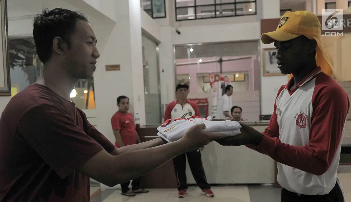 Calon Paskibraka 2017 menerima seragam latihan di PPPON, Cibubur, Jakarta Timur, Rabu (2/8). Hari ke-8 diklat, calon Paskibraka menerima seragam yang akan digunakan saat latihan PBB dan upacara bendera. (Liputan6.com/Yoppy Renato)