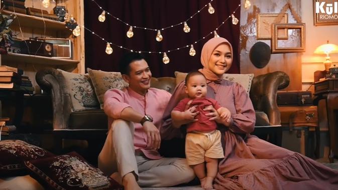 Pemotretan keluarga Rezky Adhitya dan Citra Kirana (Sumber: YouTube/RIOMOTRET)