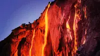 *The Guardian* Dengan sudut pandang yang tepat, sebuah air terjun di Taman Nasional Yosemite tampak seperti berpijar.