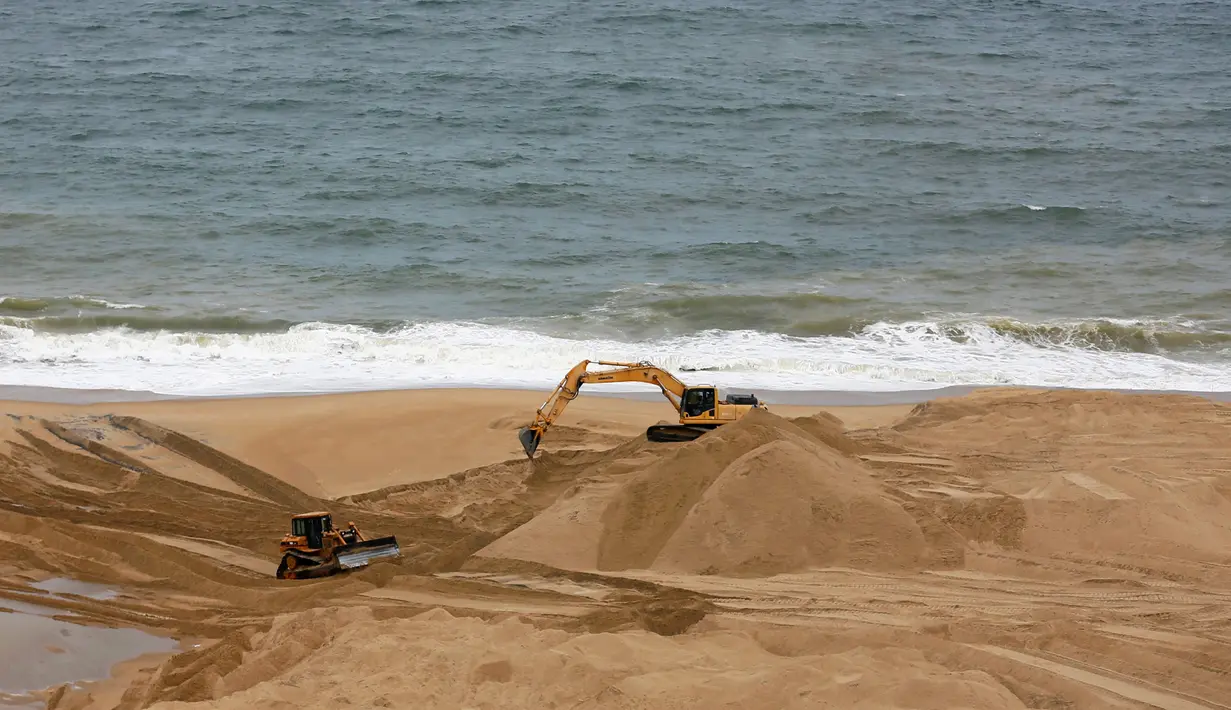 Alat berat dikerahkan untuk proyek reklamasi di pesisir Kolombo, Sri Lanka, Selasa (9/8).Nantinya diharapkan proyek ini dapat menarik banyak lowongan pekerjaan dan menaikkan perekonomian Sri Lanka. (REUTERS/Dinuka Liyanawatte)