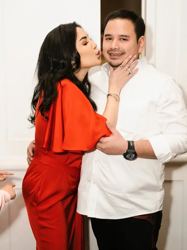 6 Detail Gaun Nindy Ayunda di Ultah Dito Mahendra, Memukau Pakai Dress Satin Merah