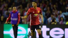 Penyerang Manchester United, Marcus Rashford melakukan selebrasi usia mencetak gol ke gawang Celta Vigo pada pertandingan leg pertama semifinal Liga Europa di stadion Balaidos, Spanyol (5/5). MU menang 1-0 atas Celta Vigo. (AFP Photo/Miguel Riopa)