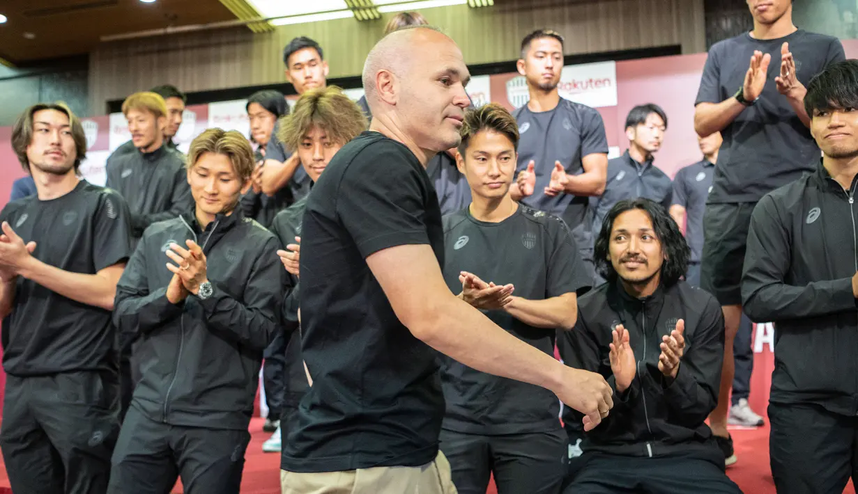 Pemain Vissel Kobe, Andres Iniesta mendapatkan tepuk tangan dari sejumlah rekan setimnya setelah konferensi pers mengenai kepergian dirinya dari klub yang berlangsung di Kobe, 25 Mei 2023 waktu setempat. (AFP/Yuichi Yamazaki)