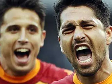 AS Roma's forward Marco Borriello (R) celebrates after scoring against Lazio duirng their Serie A football match at Rome's Olympic Stadium on November 7, 2010. AFP PHOTO / Filippo MONTEFORTE