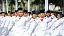 Anggota paskibraka 2016 melaksanakan gladi bersih upacara HUT ke-71 Kemerdekaan RI di Istana Merdeka, Jakarta, Senin (15/8). Kegiatan gladi bersih ini juga ditampilkan pengibaran bendera merah putih oleh Paskibraka 2016. (Liputan6.com/Faizal Fanani)