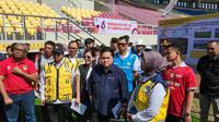 Ketua PSSI, Erick Thohir, saat mendengarkan pemaparan dari Direktur Prasarana Strategis Ditjen Cipta Karya Kementerian PUPR, Essy Asiah, perihal perkembangan renovasi Stadion Manahan, Solo, menjelang Piala Dunia U-20 2023. (Bola.com/Radifa Arsa)