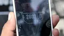 Juru parkir memfoto pelat nomor kendaraan dengan aplikasi di Kelapa Gading, Jakarta, Rabu (30/1). Aplikasi ini mempermudah pengelolaan perparkiran, mengurangi kebocoran pendapatan daerah dan mensejahterakan juru parkir. (Merdeka.com/Iqbal S Nugroho)
