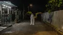 Urabil Alias, 38, mengenakan kostum hantu saat berjalan di daerah perumahan selama aturan pembatasan gerakan atau Movement Control Order di Terengganu, Malaysia, 16 April 2020. Aksi pria itu untuk menakuti warga agar tidak keluar dari rumah selama lockdown akibat virus corona. (Mohd RASFAN/AFP)