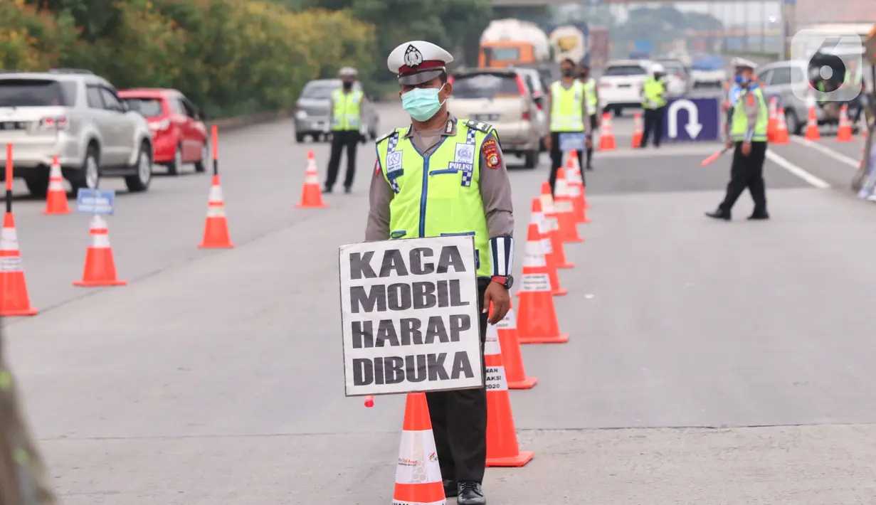 Petugas kepolisian saat melakukan pengecekan SIKM  terhadap kendaran yang akan memasuki  Jakarta di gerbang tol Cikupa, Rabu (27/5/2020). Masyarakat wajib menunjukan SIKM bila ingin kembali atau memasuki Jakarta, Hal tersebut bertujuan untuk menekan penyebaran Covid-19. (Liputan6.com/Angga Yuniar)