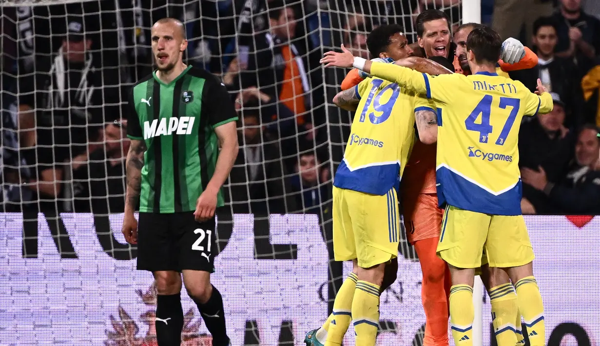 <p>Para pemain Juventus merayakan kemenangan di akhir pertandingan melawan Sassuolo pada lanjutan Liga Serie A Italia di stadion Citta del Tricolore di Reggio Emilia, Selasa (26/4/2022). Juventus menang tipis atas Sassuolo 2-1. (AFP/Marco Bertorello)</p>