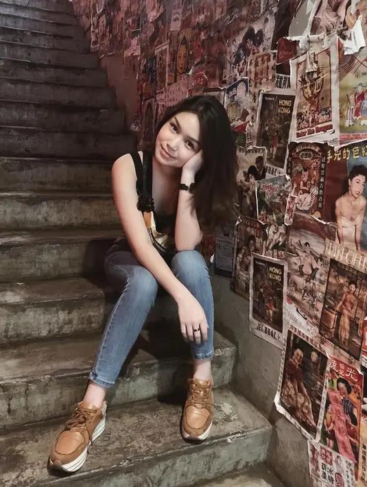 Saat duduk santai di tangga, penampilan Icha sangat menawan. Terlebih warna sepatunya sangat senada dengan tempelan-tempelan poster di tembok. Gaya casualnya ini sangat mencuri perhatian publik. (Liputan6.com/IG/@ichanabilahh)