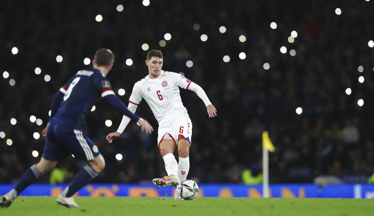 Pemain Denmark Andreas Christensen (kanan) mengoper bola di depan pemain Skotlandia Callum McGregor pada pertandingan sepak bola kualifikasi Grup F Piala Dunia 2022 di Stadion Hampden Park, Glasgow, Skotlandia, 15 November 2021. Skotlandia menaklukkan Denmark 2-0. (AP Photo/Scott Heppell)