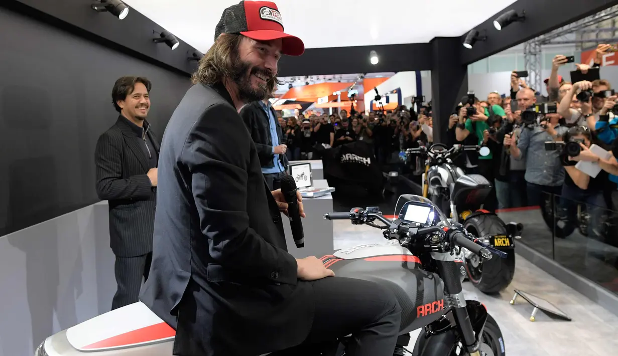 Keanu Reeves berada di atas motor baru Arch 1s selama pameran EICMA Moto Milano 2017 di Milan, , (8/11). Keanu Reeves dan rekannya, Gard Hollinger mengembangkan sepeda motor pabrikan AS dengan merek Arch Motorcycle sejak 2011. (AFP Photo/Miguel Medina)