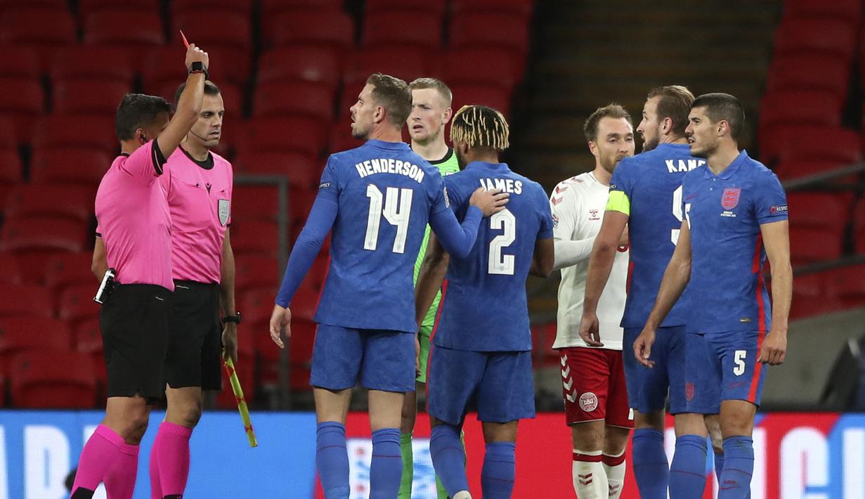 Wasit Jesus Gil Manzano menunjukkan kartu merah kepada pemain Inggris Reece James saat menghadapi Denmark pada pertandingan UEFA Nations League di Stadion Wembley, London, Inggris, Rabu (14/10/2020). Denmark menang 1-0. (Nick Potts/Pool via AP)
