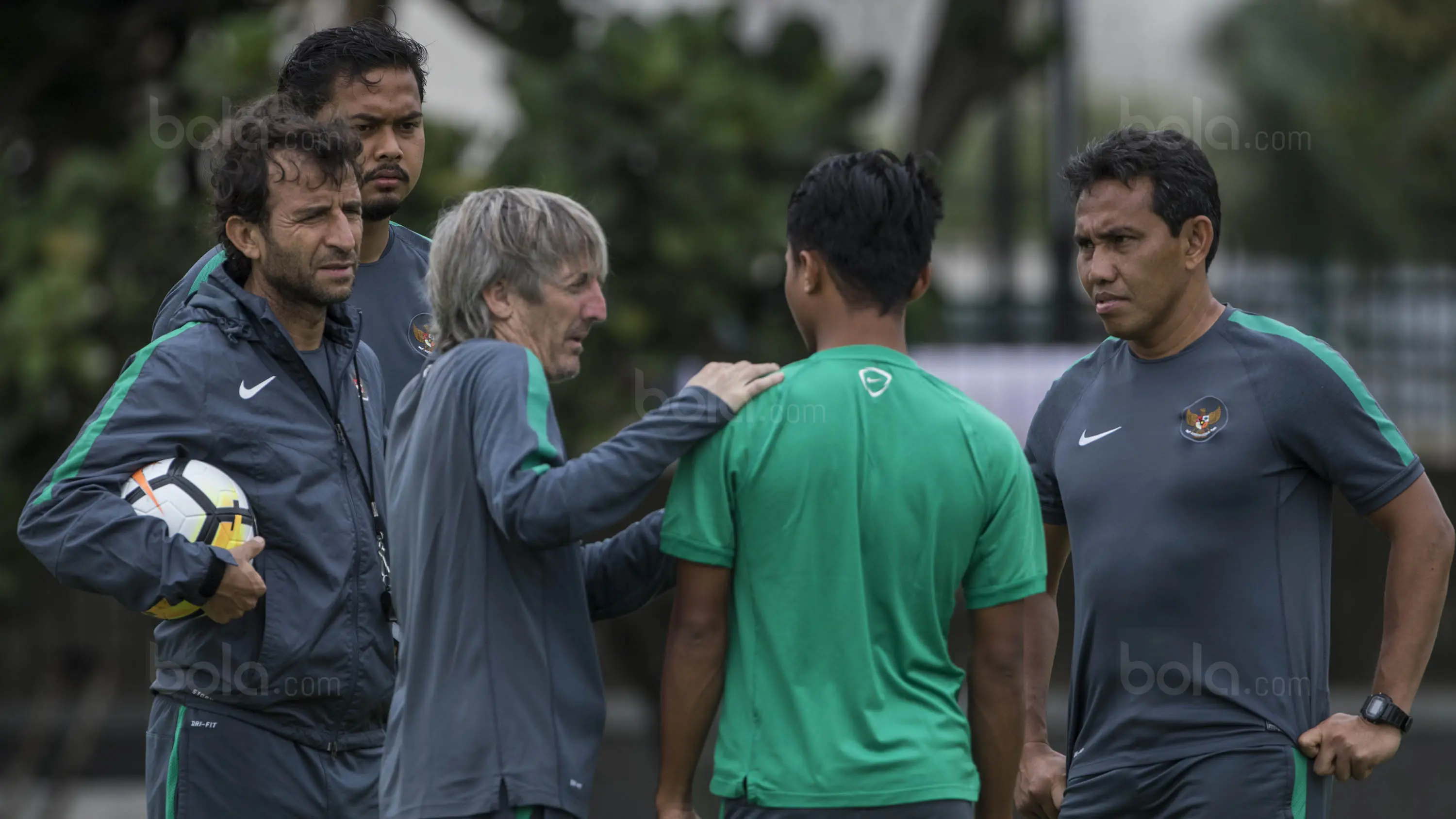 Pelatih Timnas Indonesia, Luis Milla, berdiskusi dengan Muhammad Hargianto saat latihan di Lapangan ABC Senayan, Jakarta, Jumat (19/1/2018). Pemusatan latihan ini dilakukan jelang Asian Games 2018. (Bola.com/Vitalis Yogi Trisna)