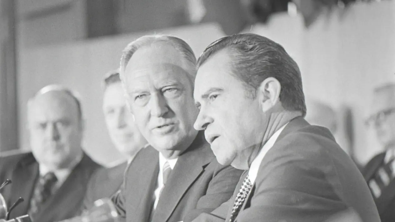 Presiden Nixon dan Menteri Luar Negeri William Rogers pada penandatanganan Konvensi Senjata Biologi dan Toksin. (state.gov)