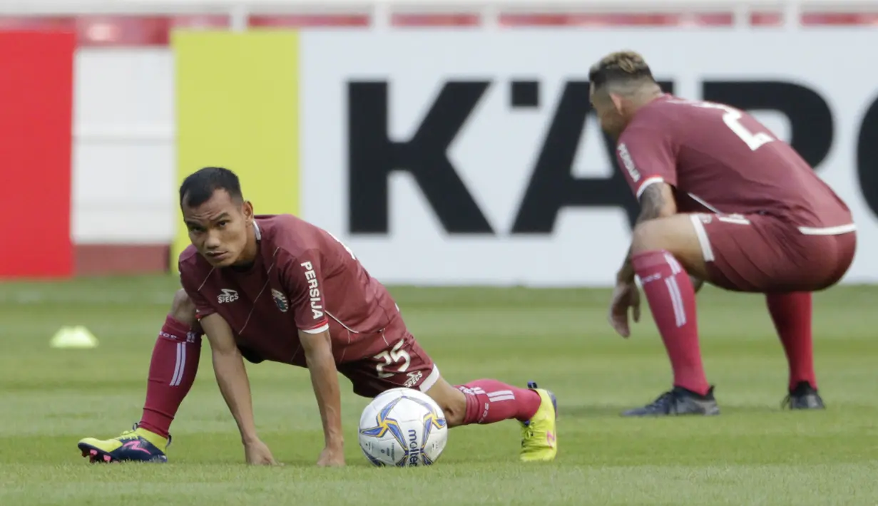Pemain Persija Jakarta, Riko Simanjuntak, saat latihan jelang laga Piala AFC 2019 di SUGBK, Jakarta, Senin (25/2/2019). Persija akan Melawan Becamex Binh Duong. (Bola.com/M Iqbal Ichsan)