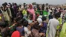 Banjir besar ini menjadi yang pertama dalam sejarah 78 tahun Pakistan ketika tiga sungai di timur—Chenab, Ravi, dan Sutlej—meluap secara bersamaan, sehingga merendam lebih dari 2.000 desa dan berdampak pada lebih dari 1,5 juta penduduk. (Shahid Saeed MIRZA/AFP)