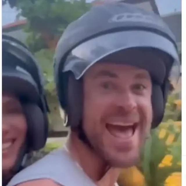 Chris Hemsworth Tertib Naik Motor Saat Liburan di Bali, Warganet Singgung Gubernur Bali dan Kemenparekraf