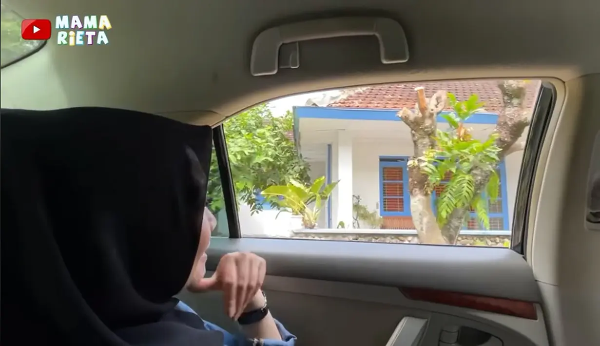 "Ini rumah mama (Mama Rieta-Red) kecil, masa kecil mama disini," kata Mama Rieta sambil menunjuk rumah yang ada cat biru dan putih. [Youtube/Mama Rieta]