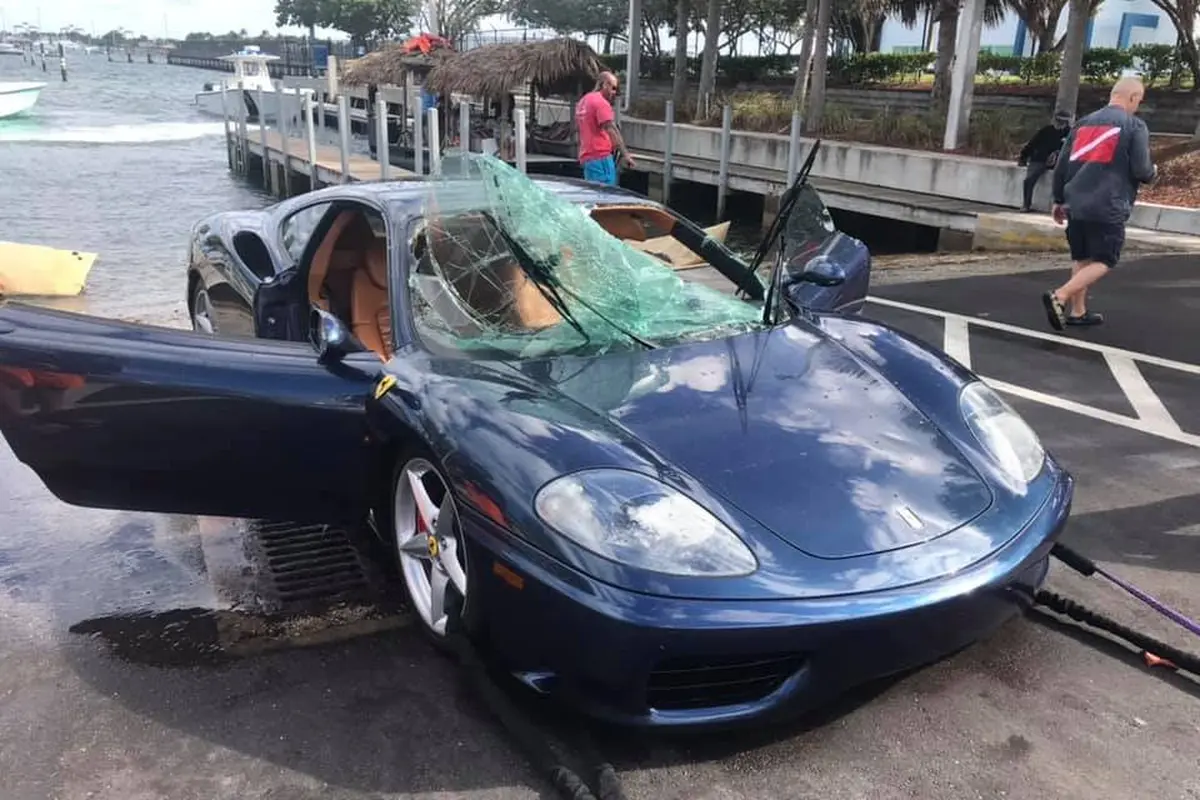 Ferrari nyebur ke laut (Foto: Code 3 Divers)