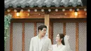 Ingin melihat inspirasi gaun pernikahan bergaya kasual? Sontek wedding dress minimalis Jang Na Ra dan Lee Sang Yoon dalam drama ini. Gaun blazer yang dikenakan semakin istimewa dengan paduan veil yang penuh pernyataan.