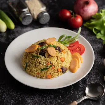 Memasak menu yang praktis untuk seperti nasi goreng low oil dapat menjaga kesehatan tubuh. (Foto/dok: Freepik/jcomp)