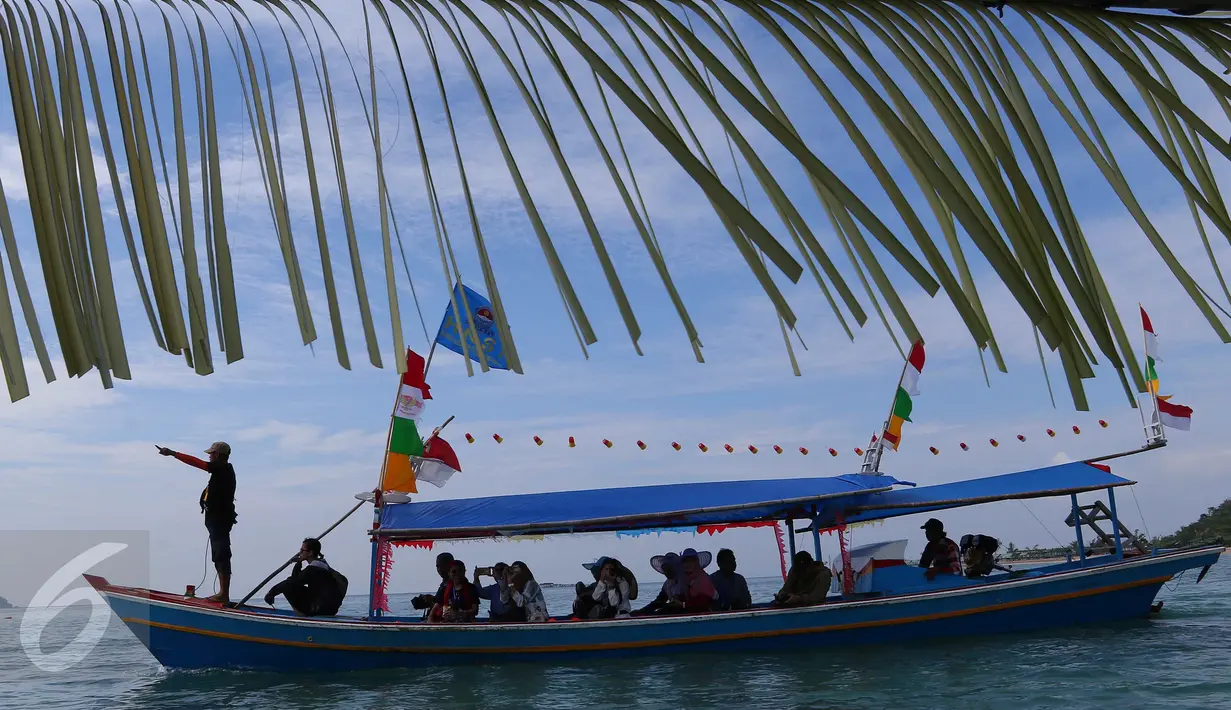 Nelayan bersiap berkeliling laut saat festival gunung krakatau 2016 di Lampung, Sabtu (27/8). Festival Krakatau 2016 mengusung tema Lampung The Treasure of Sumatra (Liputan6.com/Angga Yuniar)