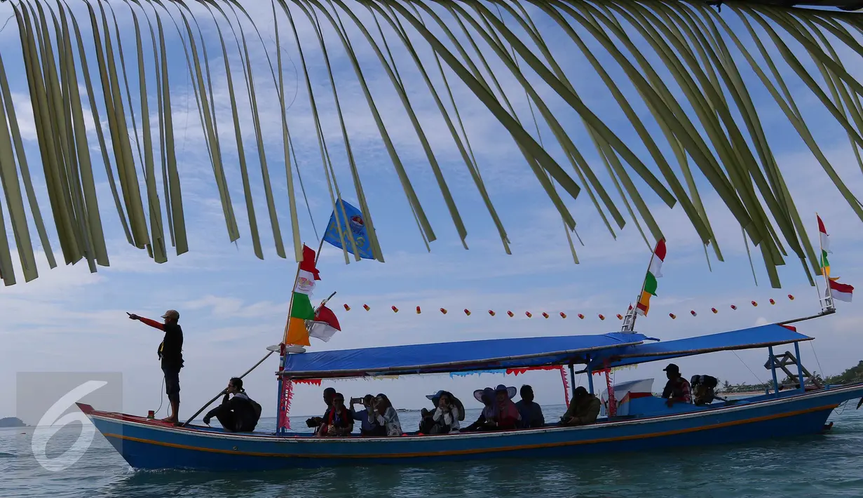 Nelayan bersiap berkeliling laut saat festival gunung krakatau 2016 di Lampung, Sabtu (27/8). Festival Krakatau 2016 mengusung tema Lampung The Treasure of Sumatra (Liputan6.com/Angga Yuniar)