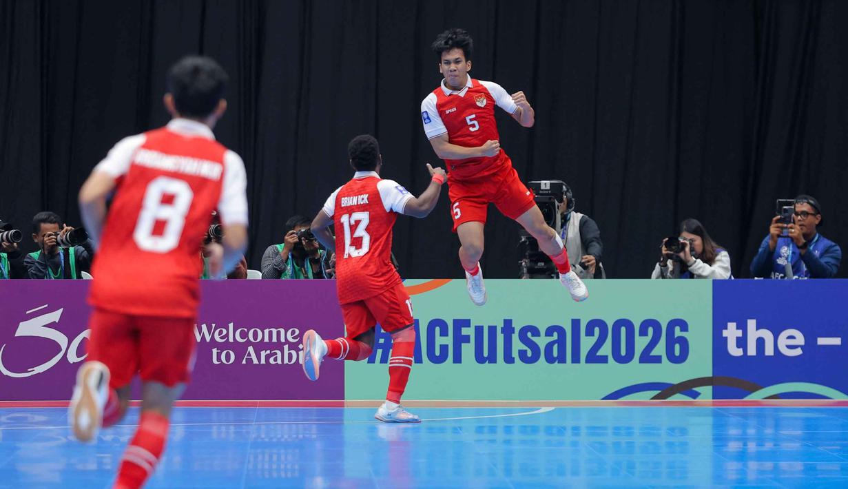 Tak lama berselang, Indonesia kembali memimpin lewat gol Samuel Eko yang membuat skor berubah menjadi 4–3. Tampak dalam foto, pemain Timnas Futsal Indonesia, Samuel Eko (kanan) merayakan gol saat melawan Iran pada final Piala Asia Futsal 2026 di Indonesia Arena, Kompleks Gelora Bung Karno, Senayan, Jakarta, Sabtu (7/2/2026). (Bola.com/Bagaskara Lazuardi)