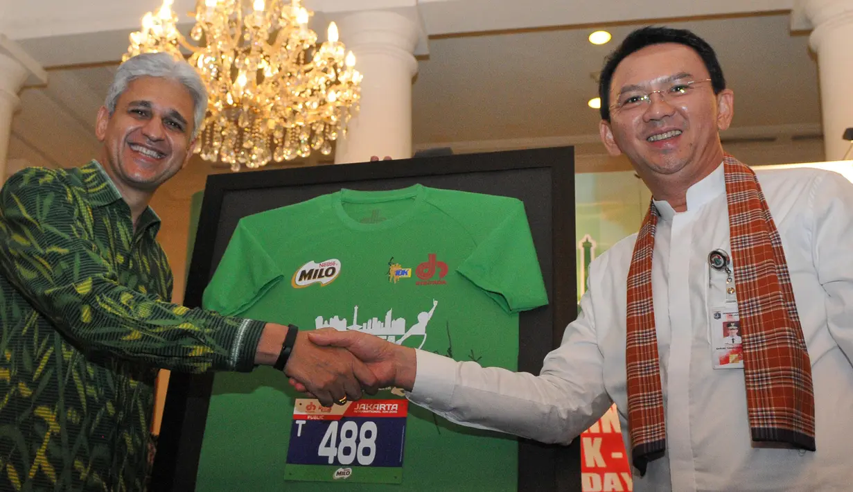 Gubernur DKI Jakarta, Basuki T Purnama (kiri) bersalaman dengan Presiden Direktur Nestle Indonesia, Rashid Qureshi usai usai konferensi pers Jakarta International 10k, di Balai Kota, Jumat (22/5/2015). (Liputan6.com/Herman Zakharia)