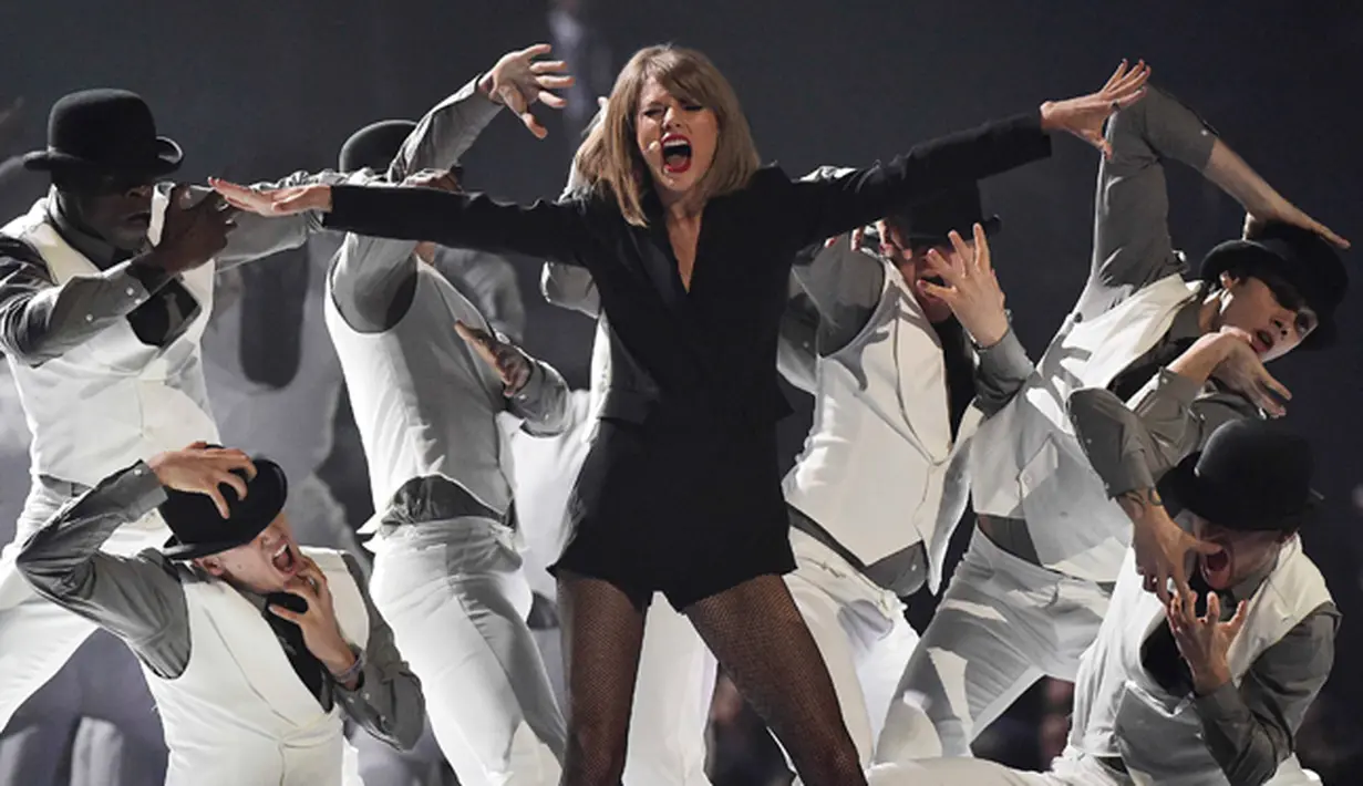 Aksi Taylor Swift diiringi penari latar pria di atas panggung Brit Awards 2015 di O2 Arena, London, Rabu (25/2). (REUTERS/Toby Melville)