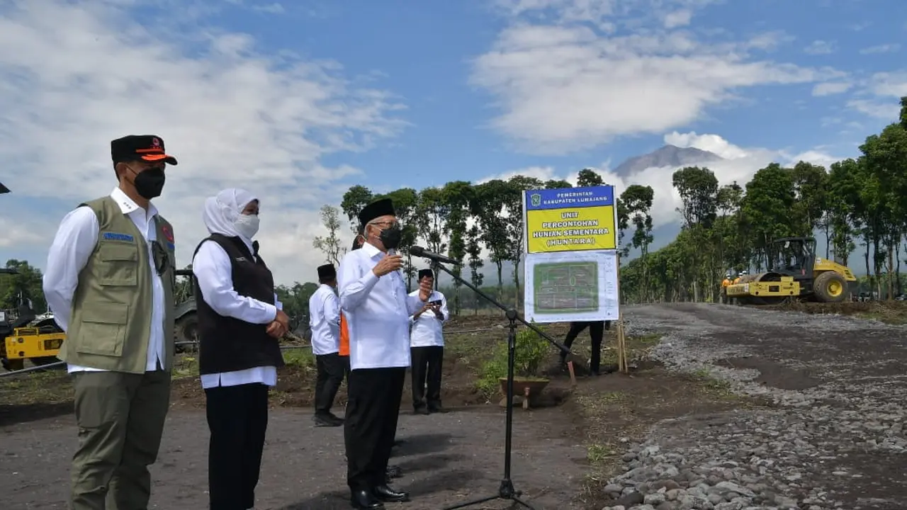 Wapres Ma'ruf Amin berdialog dengan korban erupsi Gunung Semeru.