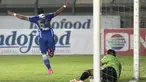 Pemain Persib, Zulham Zamrun merayakan gol ketiga yang dicetaknya ke gawang Martapura F.C pada laga Piala Presiden di Stadion Si Jalak Harupat, Bandung, Kamis (10/9/2015). (Bola.com/Vitalis Yogi Trisna)