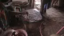 Minuman khas bernama 'helo-murr', yang berarti pahit, ini dibuat dengan susah payah. Sajian ini merupakan minuman yang identik dengan bulan suci Islam dan dapat ditemukan di hampir setiap meja di seluruh negara Afrika timur laut pada saat berbuka. (AP Photo/Marwan Ali)