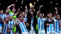 Para pemain Argentina merayakan kemenangan atas Prancis pada pertandingan sepak bola final Piala Dunia 2022 di Stadion Lusail, Lusail, Qatar, 18 Desember 2022. Argentina menang 4-2 dalam adu penalti setelah pertandingan berakhir imbang 3 -3. (AP Photo/Petr David Josek)
