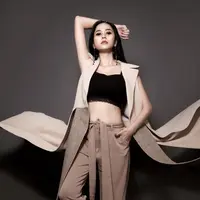 Aura Kasih. (Outfits @ETU_OFFICAL, Earrings @houseofjealouxy, Photogrpaher @mariophotographie, Fashion Stylist @iwanlatiff, Make-up artis @bdtvrclist, Bintang.com)