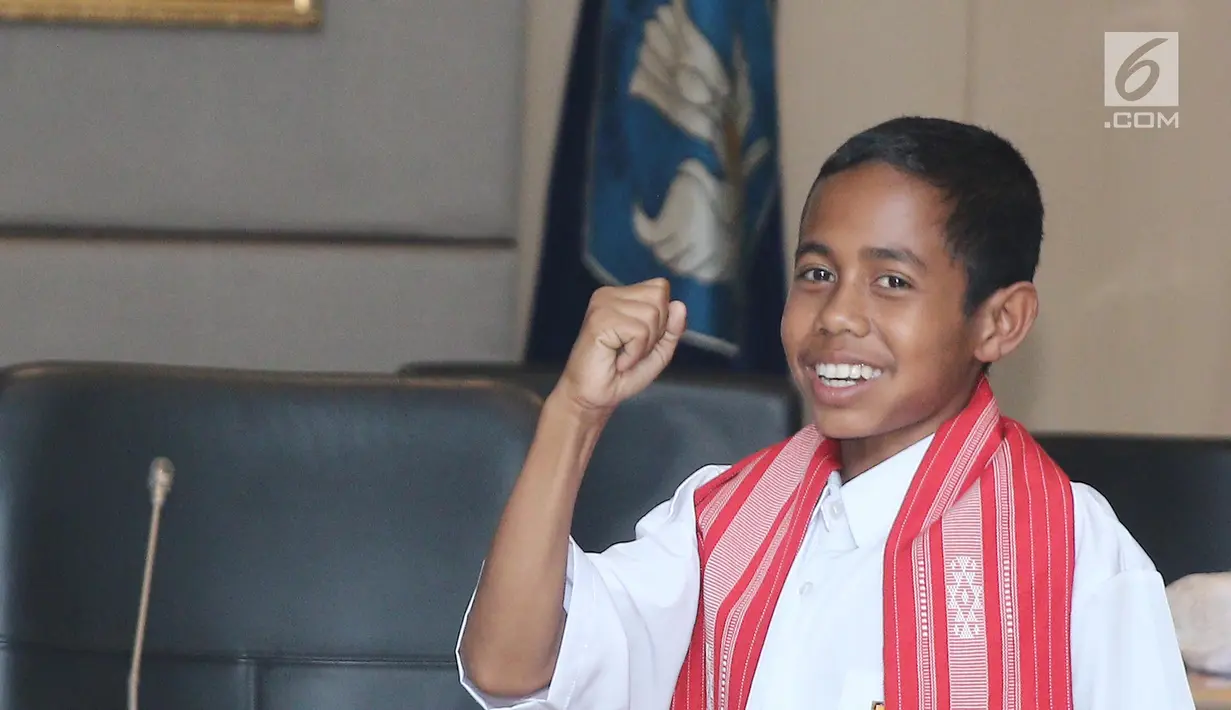 Yohanes “Joni” Ande Kala bertemu Menteri Pendidikan dan Kebudayaan (Mendikbud), Muhadjir Effendy di Jakarta, Senin (20/8). Joni Gala (14) yang mengenakan seragam SMP berwarna putih biru itu didampingi kedua orang tuanya. (Liputan6.com/Herman Zakharia)
