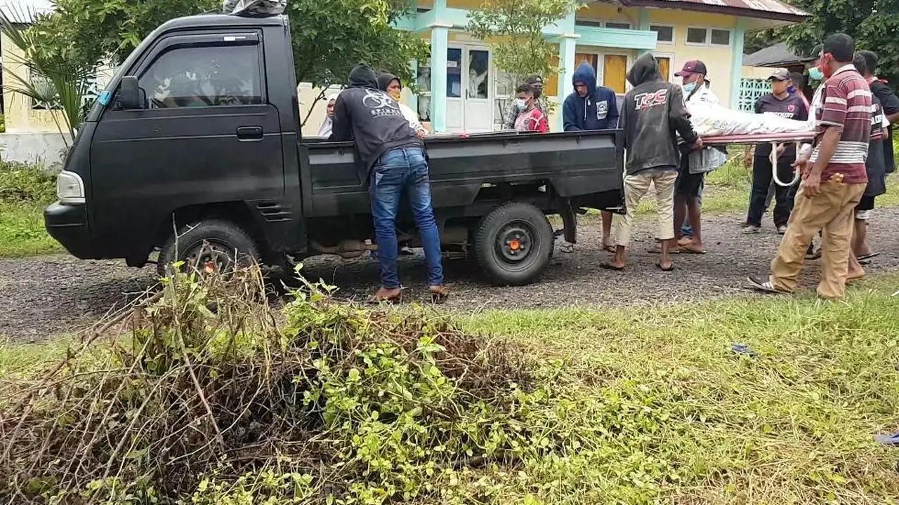 Menggunakan mobil pic up, keluarga mengambil paksa jenasa yang terconfirmasi positif covid 19. (Foto Istimewa)