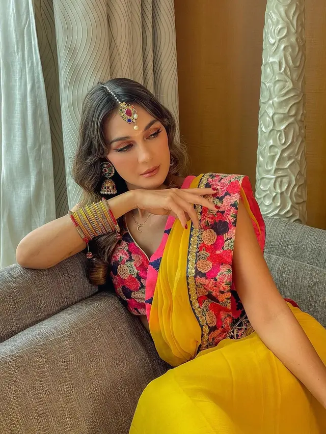 7 Pesona Luna Maya Dalam Busana India Ini Curi Perhatian