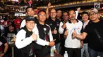 Wakil Ketua Tim Kampanye Nasional (TKN) Joko Widodo-Ma'ruf Amin, Rosan Roeslani (tengah) foto bersama dengan para bloger, relawan millenials pada nobar Debat Kedua Capres di Kemang Village, Jakarta, Minggu (17/2). (Liputan6.com/HO/Dodi)