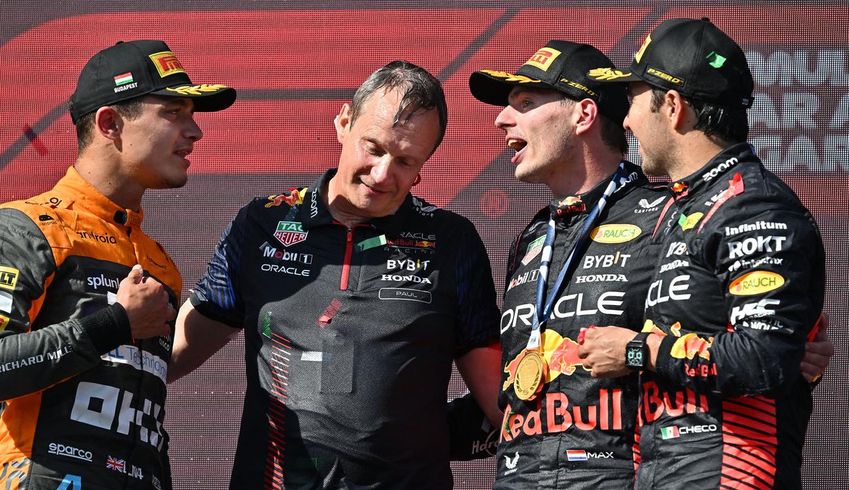 Pembalap McLaren, Lando Norris (kiri) berbincang dengan pembalap Red Bull Racing, Max Verstappen (kedua kanan) di atas podium saat Formula 1 GP Hungaria di Sirkuit Hungaroring, Mogyorod, Hungaria, Minggu (23/07/2023). (AFP/Attila Kisbendek)