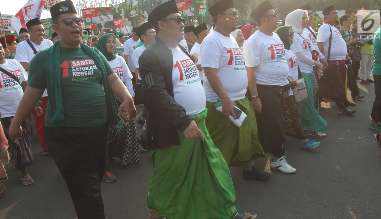 Para santri mengikuti jalan sehat sarungan di kawasan Monas, Jakarta, Minggu (30/9). Jalan sehat tersebut dilakukan dalam rangka memperingati Hari Santri yang jatuh pada 22Oktober mendatang. (Liputan6.com/Angga Yuniar)