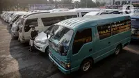 Kendaraan travel gelap yang disita jajaran Direktorat Lalu Lintas Polda Metro Jaya, Jakarta, Kamis (29/4/2021). Sebanyak 115 kendaraan travel gelap diamankan karena diduga kuat mengangkut pemudik di tengah masa pengetatan larangan mudik 2021. (Liputan6.com/Faizal Fanani)