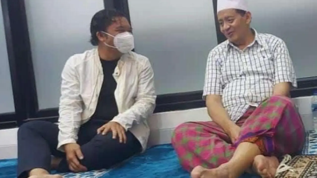 Pj Gubernur Banten, Al Muktabar (kiri) Berbincang Bersama Wahidin Halim (kanan). (Jumat, 13/05/2022). (Dokumentasi Pemprov Banten).